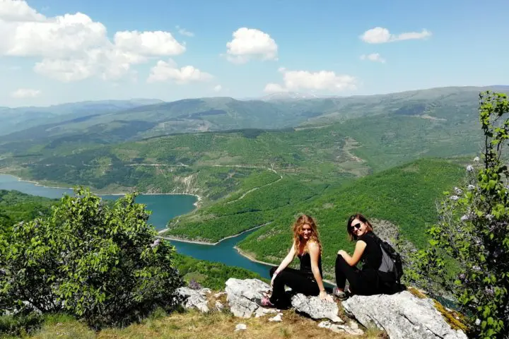 vidikovac Kozji Kamen, Zavojsko jezero