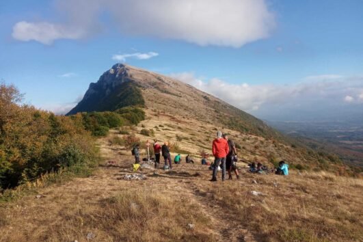 Suva planina uspon na Trem, Devojački grob